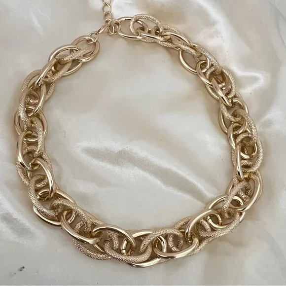 Chunky Gold Chain Statement Necklace adjustable 16”-18” women’s Jewelry - Picture 9 of 11